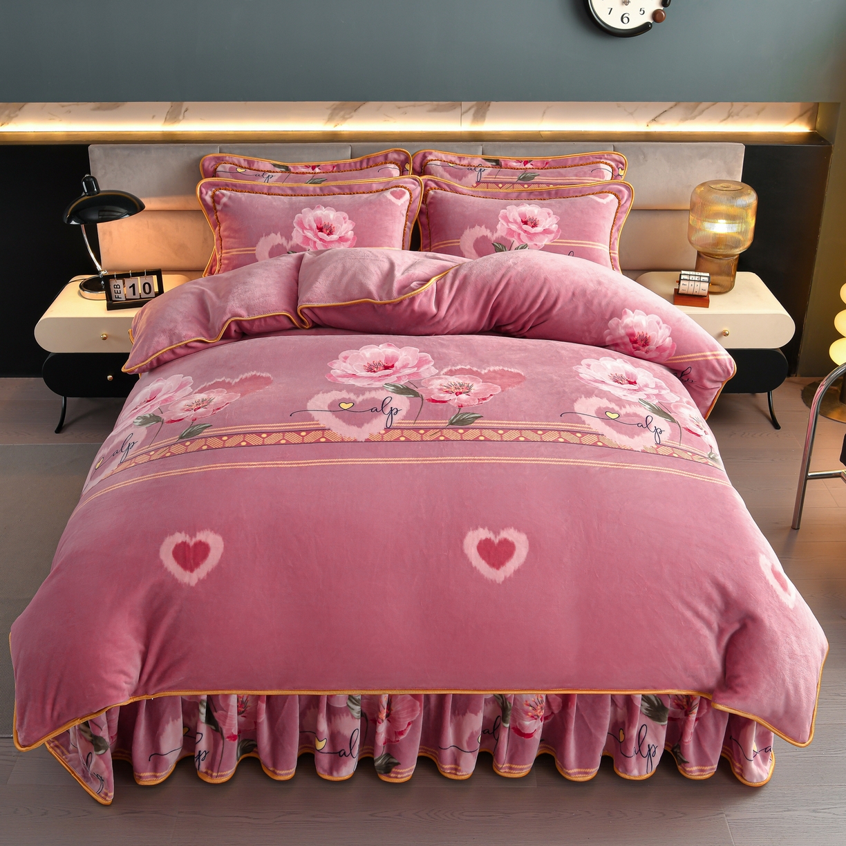 91家纺网 家纺一手货源 找家纺 董成龙家纺 2026新款高克重9-10斤加厚印花超柔牛奶绒爆款法莱绒金貂绒床裙四件套控价 花韵