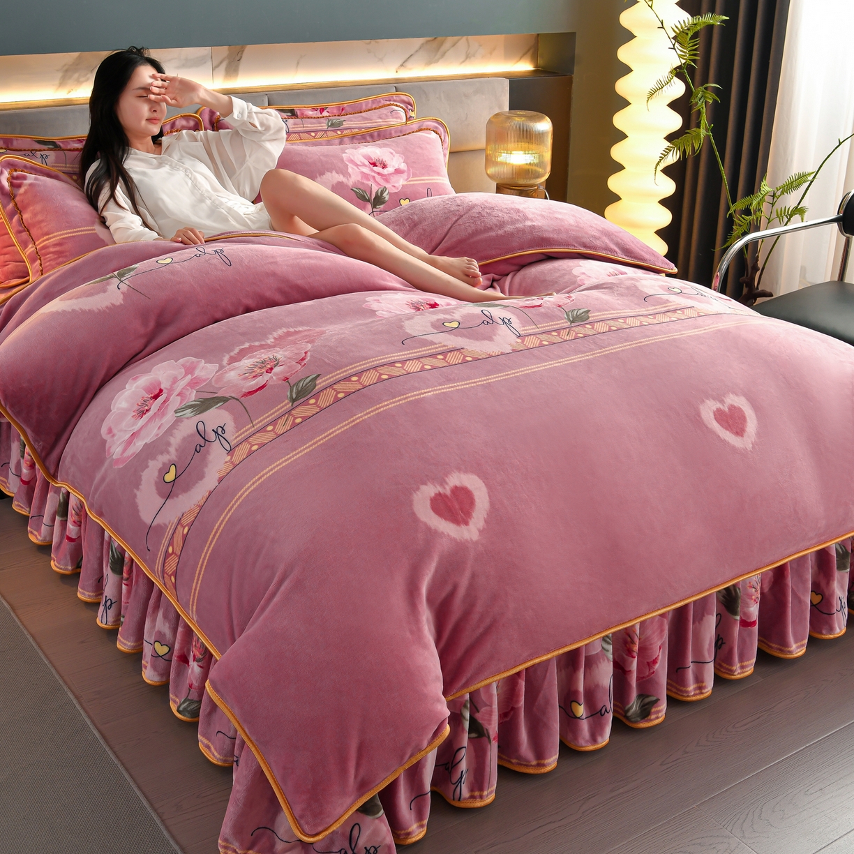 91家纺网 家纺一手货源 找家纺 董成龙家纺 2026新款高克重9-10斤加厚印花超柔牛奶绒爆款法莱绒金貂绒床裙四件套控价 花韵