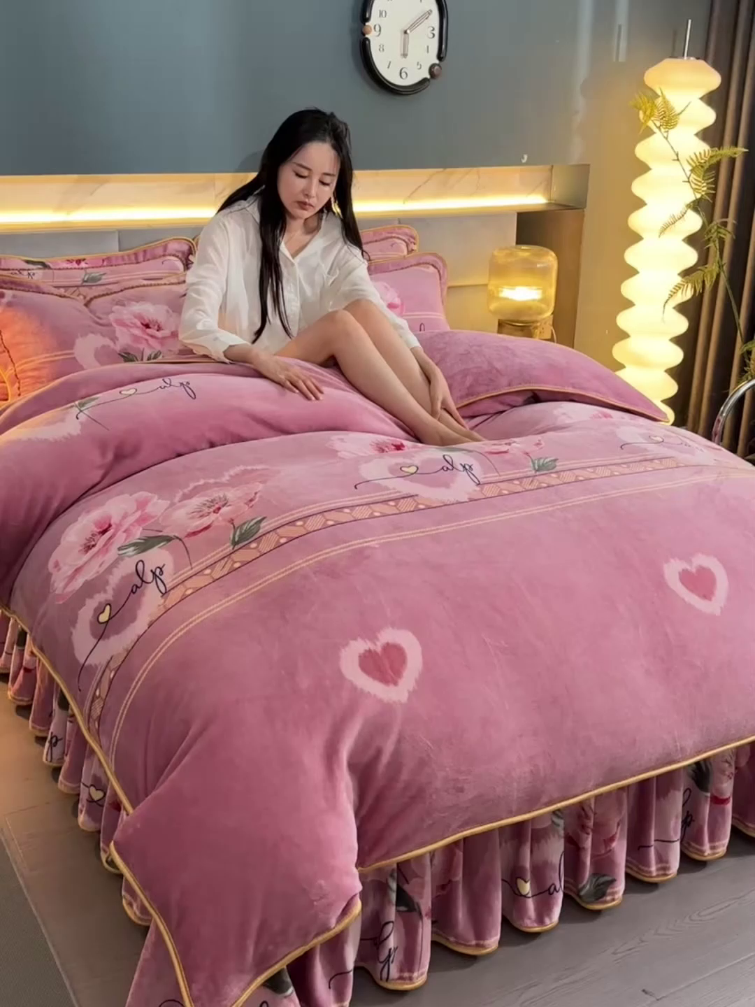 91家纺网 家纺一手货源 找家纺 董成龙家纺 2026新款高克重9-10斤加厚印花超柔牛奶绒爆款法莱绒金貂绒床裙四件套控价 花韵