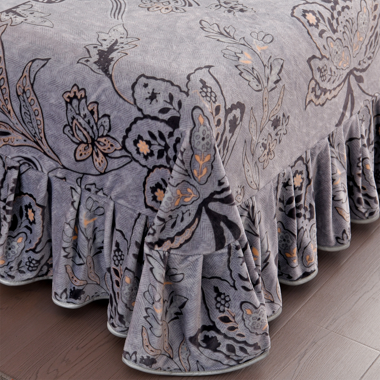 91家纺网 家纺一手货源 找家纺 董成龙家纺 2026新款高克重9-10斤加厚印花超柔牛奶绒爆款法莱绒金貂绒床裙四件套控价 温婉佳人