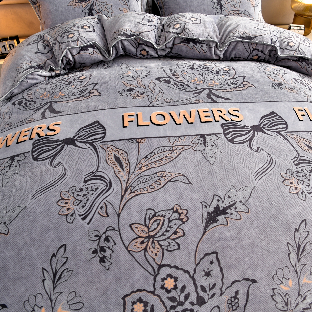 91家纺网 家纺一手货源 找家纺 董成龙家纺 2026新款高克重9-10斤加厚印花超柔牛奶绒爆款法莱绒金貂绒床裙四件套控价 温婉佳人