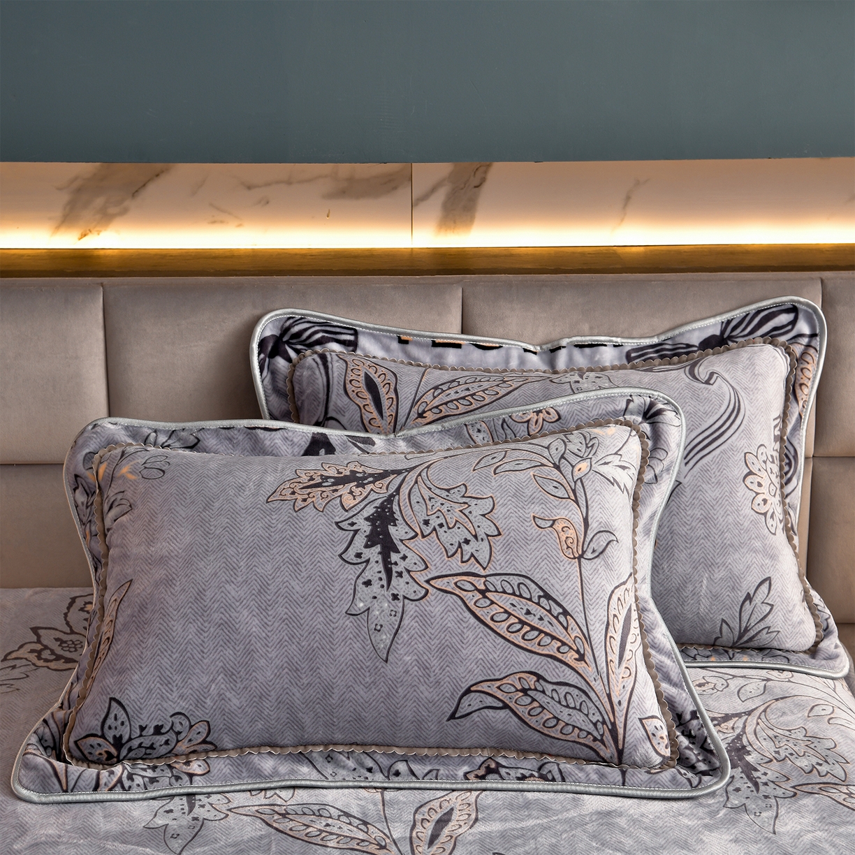 91家纺网 家纺一手货源 找家纺 董成龙家纺 2026新款高克重9-10斤加厚印花超柔牛奶绒爆款法莱绒金貂绒床裙四件套控价 温婉佳人