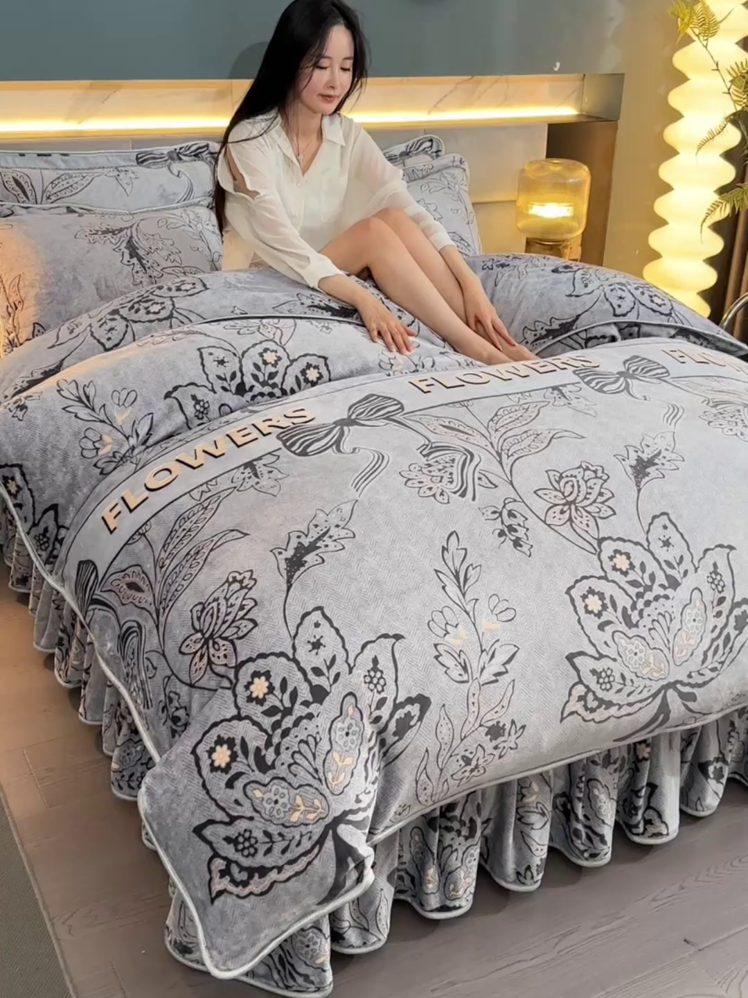 91家纺网 家纺一手货源 找家纺 董成龙家纺 2026新款高克重9-10斤加厚印花超柔牛奶绒爆款法莱绒金貂绒床裙四件套控价 温婉佳人