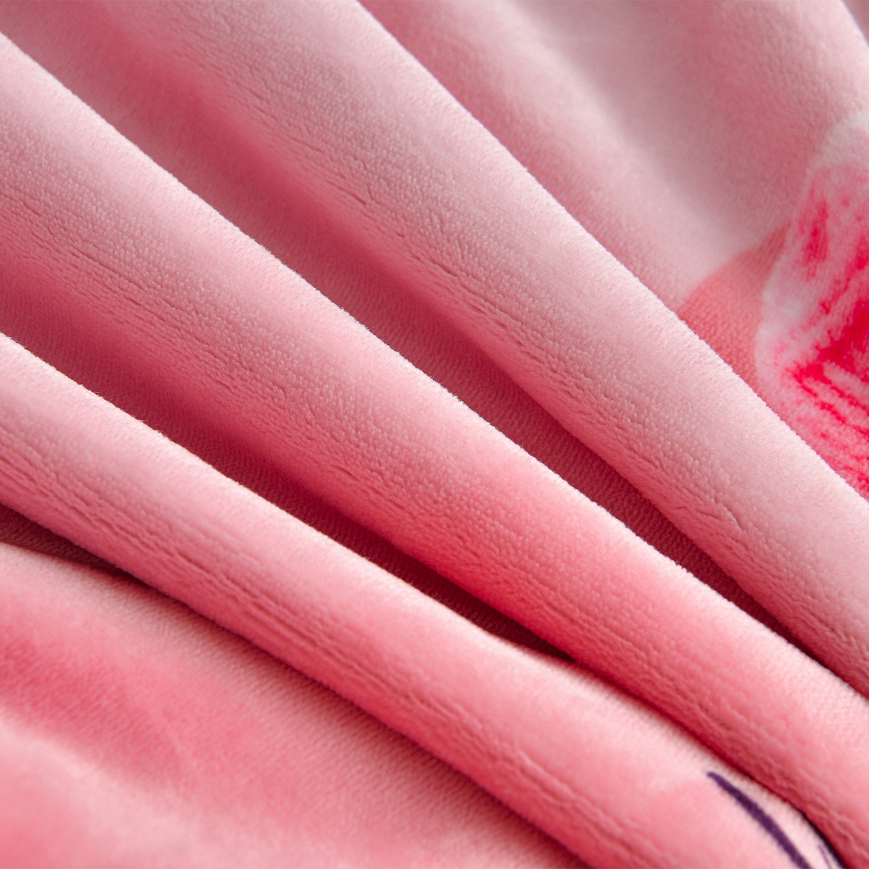 91家纺网 家纺一手货源 找家纺 董成龙家纺 2026新款高克重9-10斤加厚印花超柔牛奶绒爆款法莱绒金貂绒床裙四件套控价 幸运绒趣