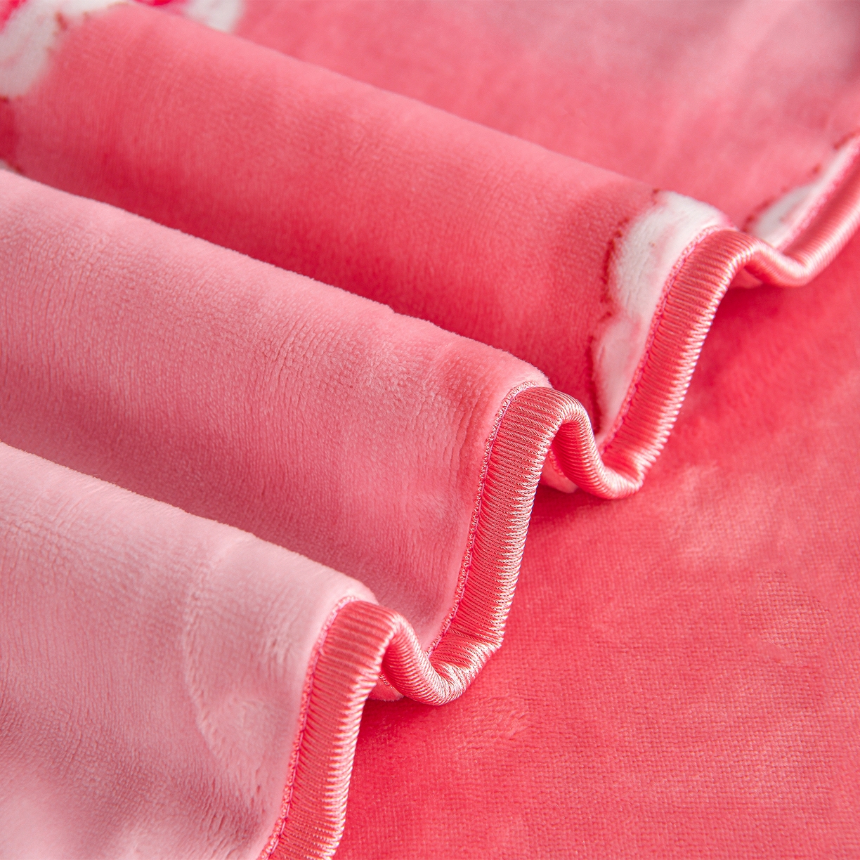 91家纺网 家纺一手货源 找家纺 董成龙家纺 2026新款高克重9-10斤加厚印花超柔牛奶绒爆款法莱绒金貂绒床裙四件套控价 幸运绒趣