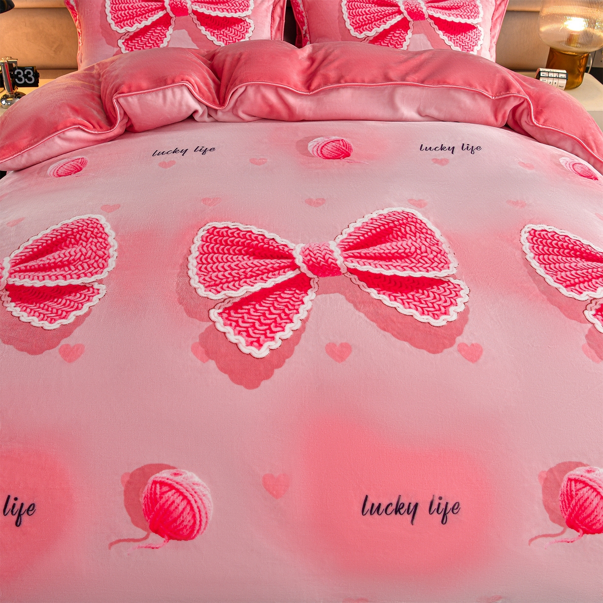 91家纺网 家纺一手货源 找家纺 董成龙家纺 2026新款高克重9-10斤加厚印花超柔牛奶绒爆款法莱绒金貂绒床裙四件套控价 幸运绒趣