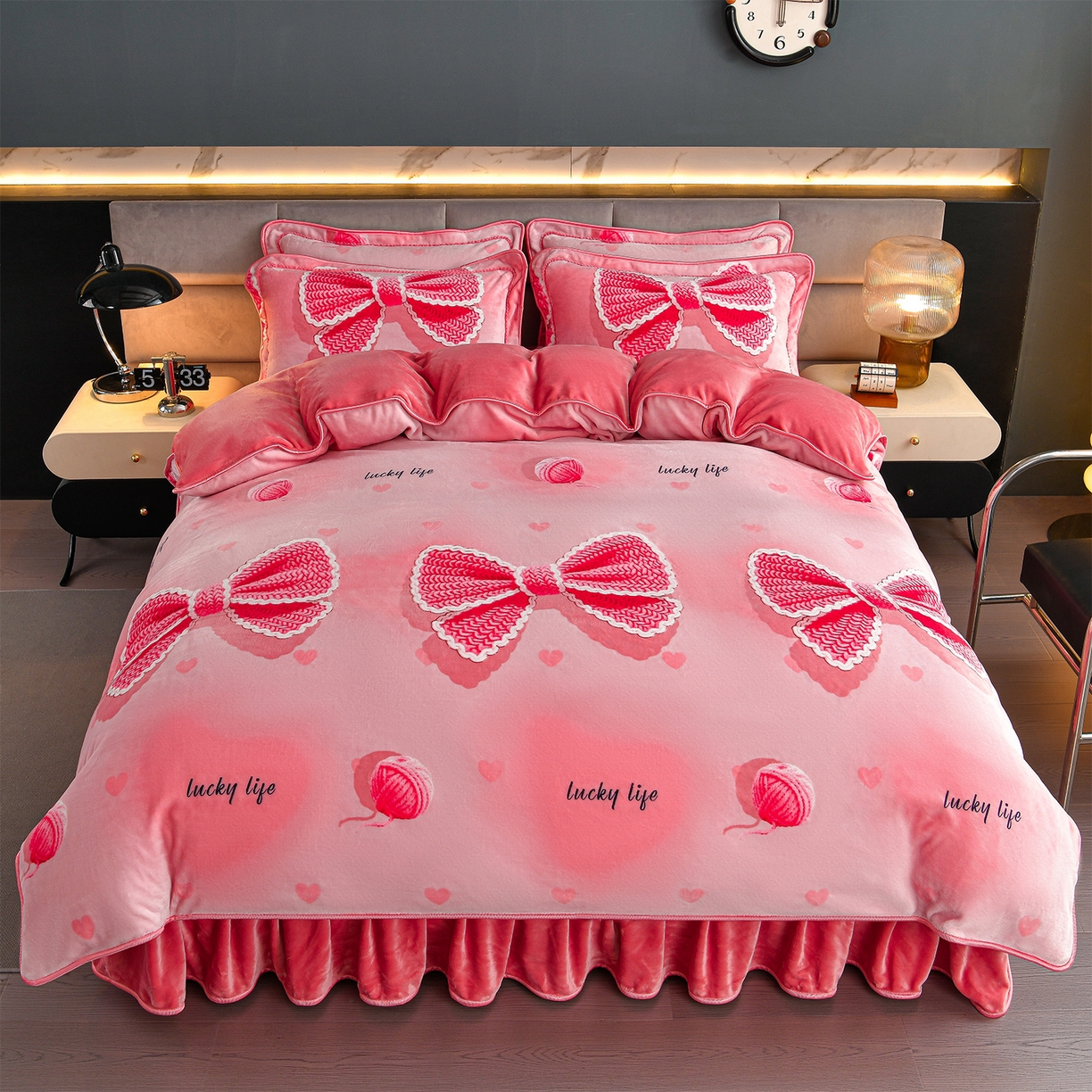 91家纺网 家纺一手货源 找家纺 董成龙家纺 2026新款高克重9-10斤加厚印花超柔牛奶绒爆款法莱绒金貂绒床裙四件套控价 幸运绒趣