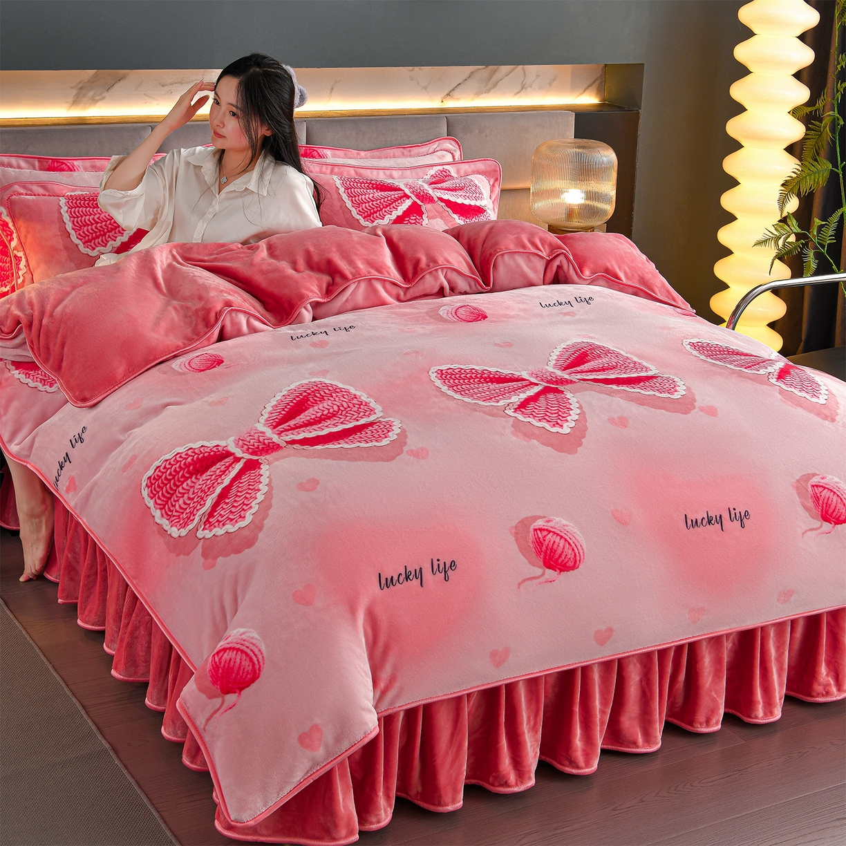 91家纺网 家纺一手货源 找家纺 董成龙家纺 2026新款高克重9-10斤加厚印花超柔牛奶绒爆款法莱绒金貂绒床裙四件套控价 幸运绒趣