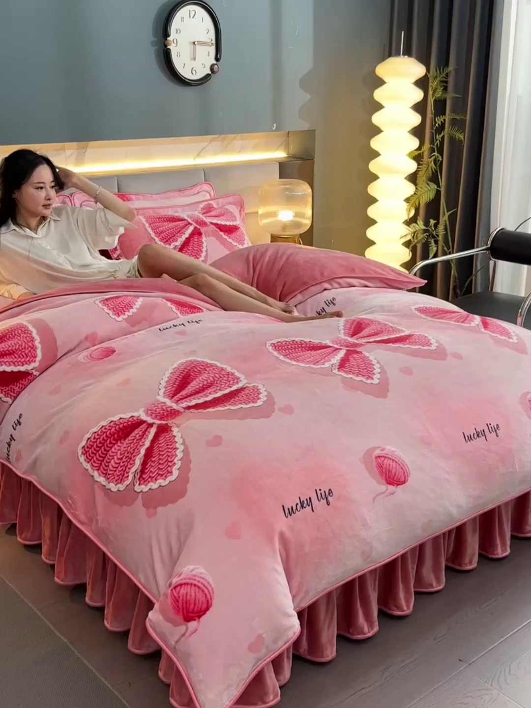 91家纺网 家纺一手货源 找家纺 董成龙家纺 2026新款高克重9-10斤加厚印花超柔牛奶绒爆款法莱绒金貂绒床裙四件套控价 幸运绒趣