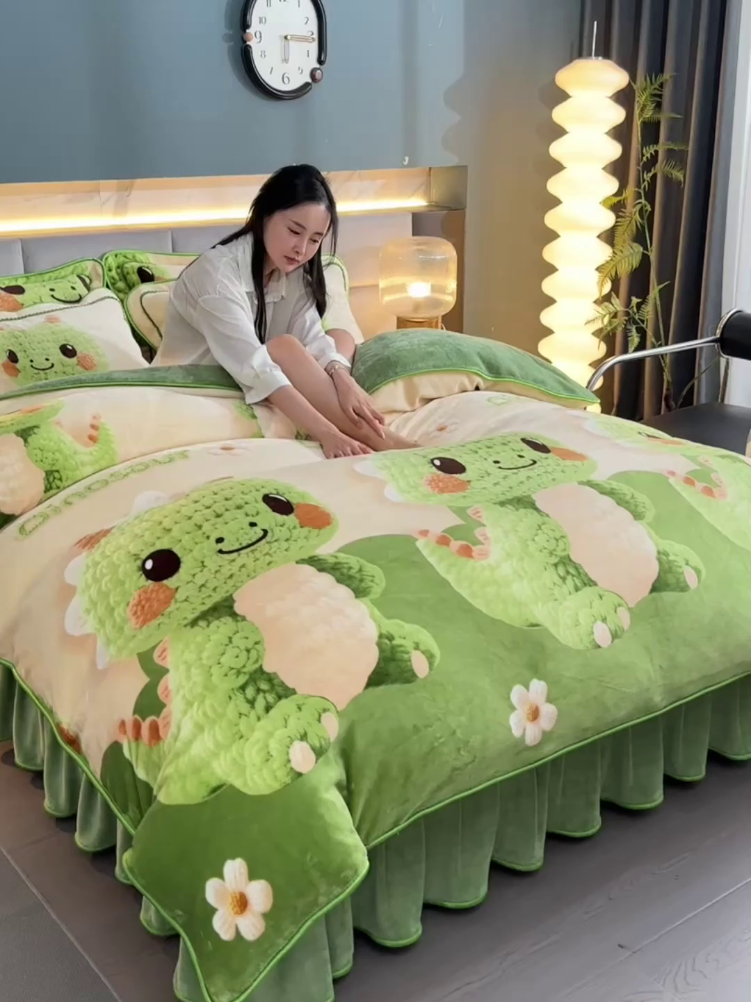 91家纺网 家纺一手货源 找家纺 董成龙家纺 2026新款高克重9-10斤加厚印花超柔牛奶绒爆款法莱绒金貂绒床裙四件套控价 恐龙乐园