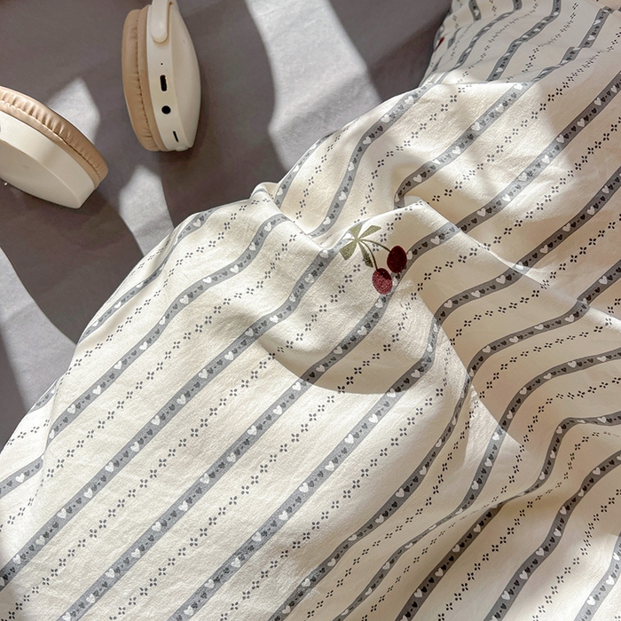 91家纺网 家纺一手货源 找家纺 梦纤绒 2026新款古法水洗仿棉云感纱四件套 灰樱桃