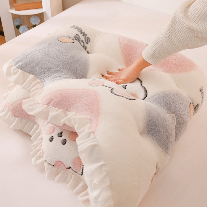 91家纺网 家纺一手货源 找家纺 碧尔家居 2026新款可爱床上靠枕卧室床头靠背防撞榻榻米软包宿舍靠垫-麦浪机械钉扣牛奶绒 芋泥啵啵