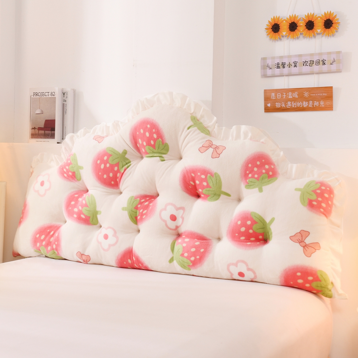 91家纺网 家纺一手货源 找家纺 碧尔家居 2026新款可爱床上靠枕卧室床头靠背防撞榻榻米软包宿舍靠垫-麦浪机械钉扣牛奶绒 草莓小花