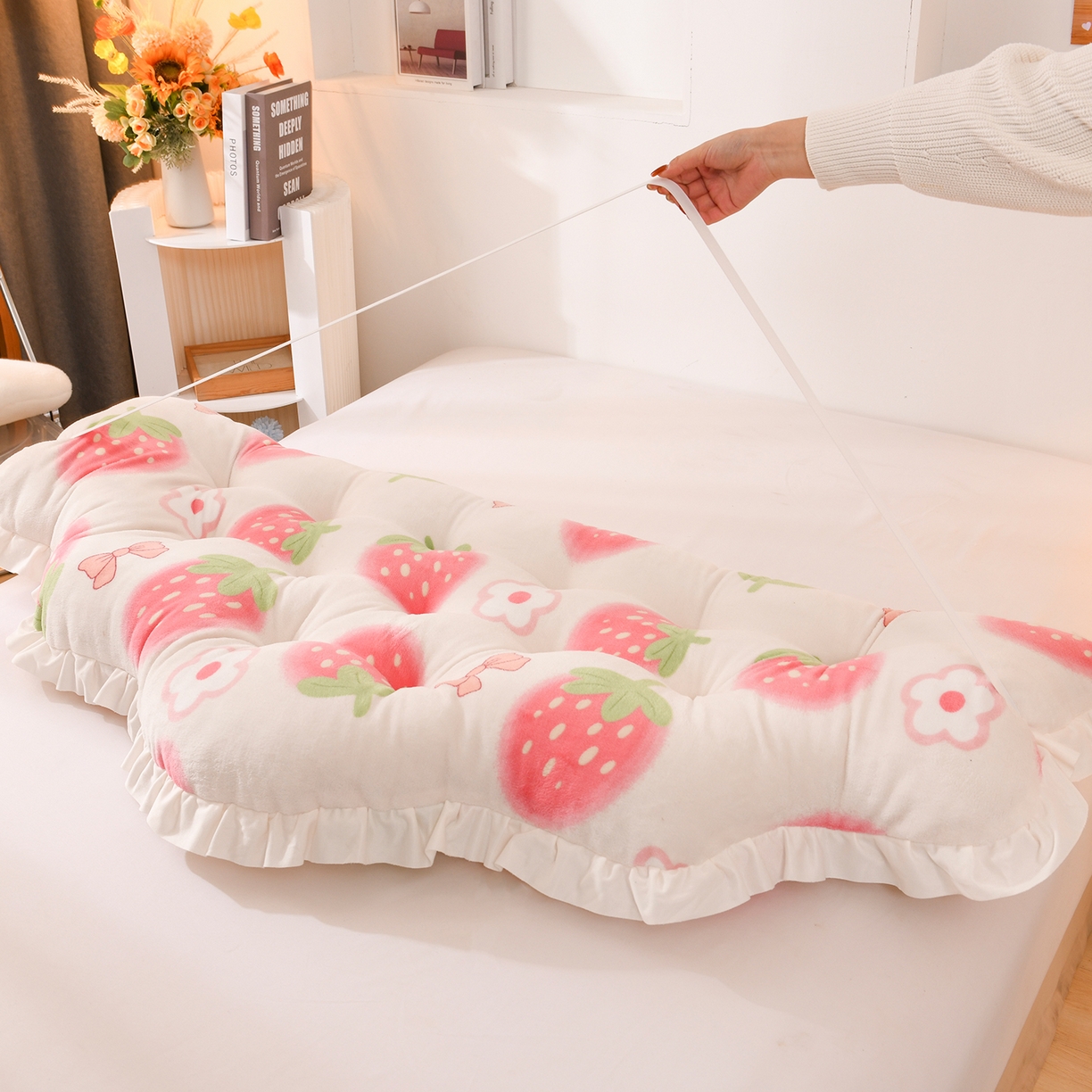 91家纺网 家纺一手货源 找家纺 碧尔家居 2026新款可爱床上靠枕卧室床头靠背防撞榻榻米软包宿舍靠垫-麦浪机械钉扣牛奶绒 草莓小花