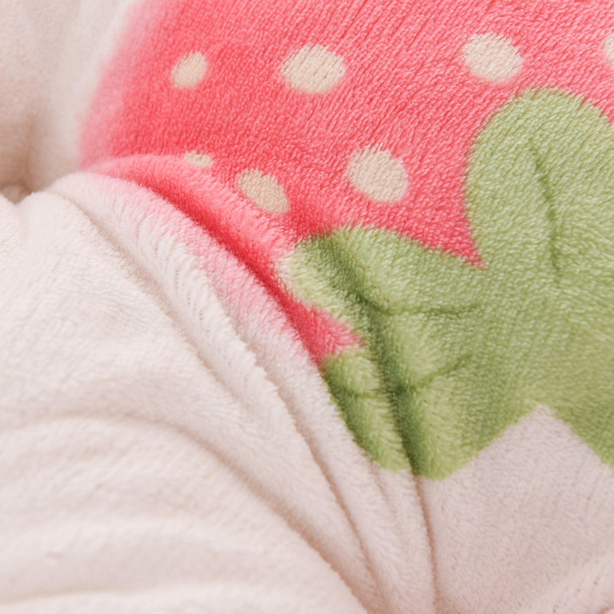 91家纺网 家纺一手货源 找家纺 碧尔家居 2026新款可爱床上靠枕卧室床头靠背防撞榻榻米软包宿舍靠垫-麦浪机械钉扣牛奶绒 草莓小花