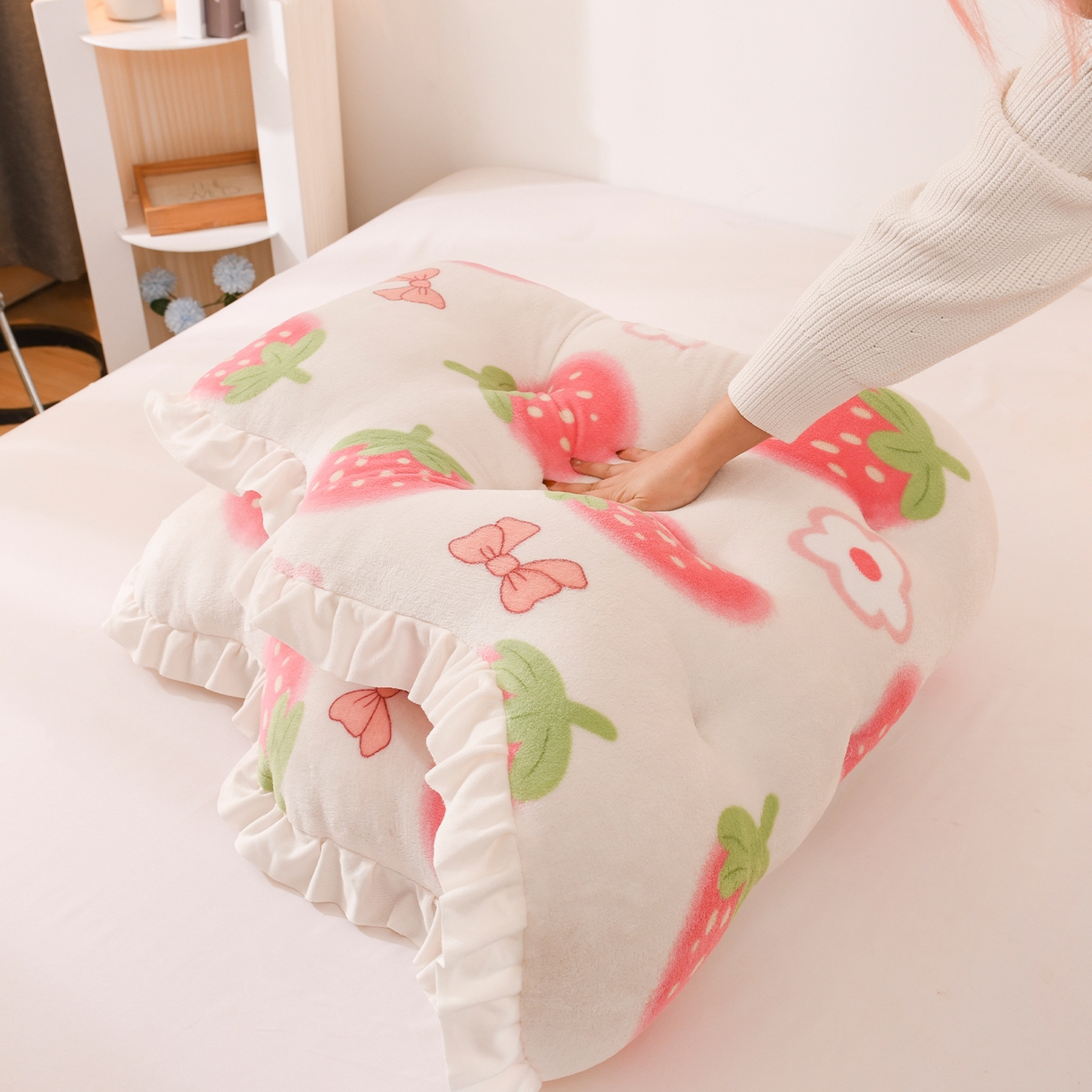 91家纺网 家纺一手货源 找家纺 碧尔家居 2026新款可爱床上靠枕卧室床头靠背防撞榻榻米软包宿舍靠垫-麦浪机械钉扣牛奶绒 草莓小花