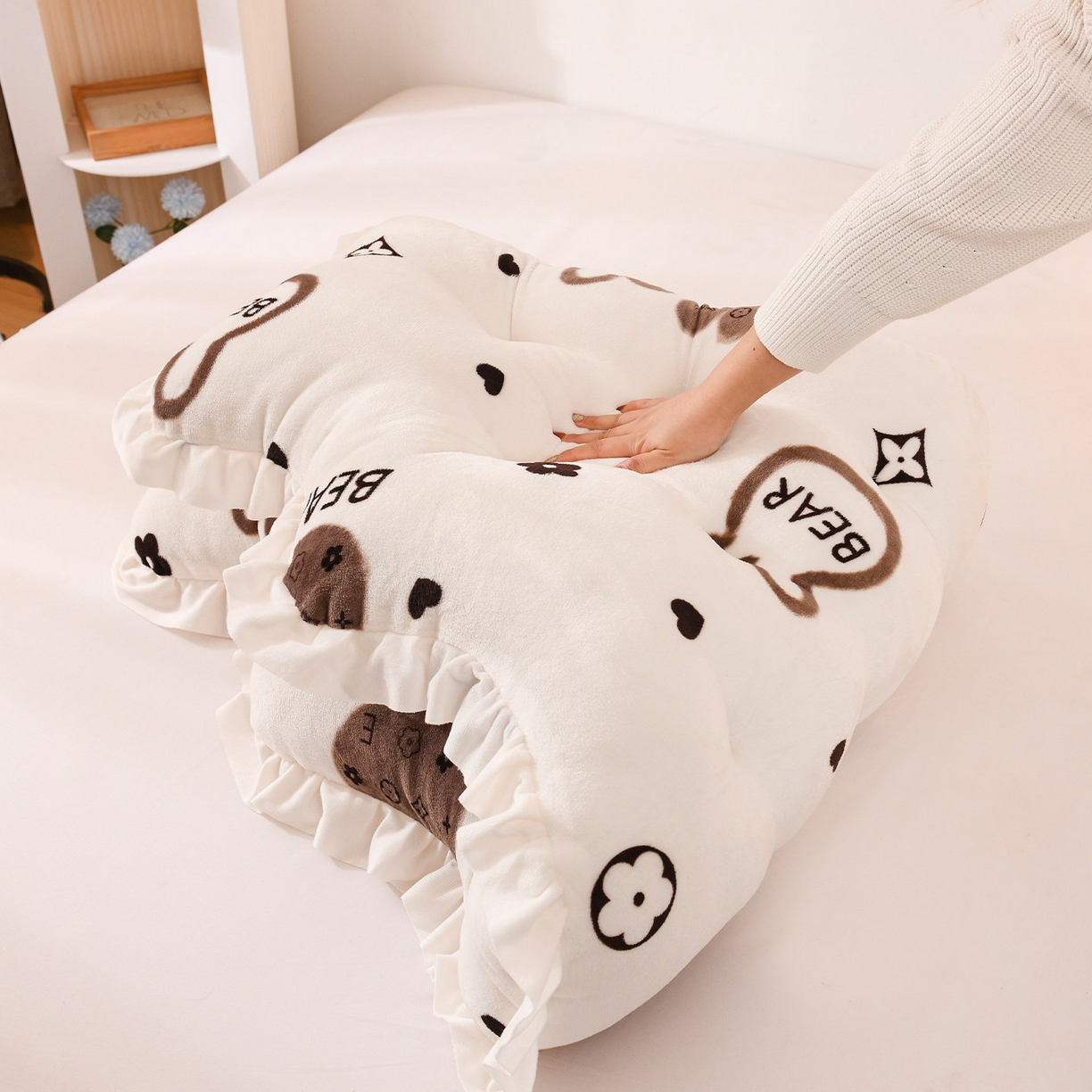 91家纺网 家纺一手货源 找家纺 碧尔家居 2026新款可爱床上靠枕卧室床头靠背防撞榻榻米软包宿舍靠垫-麦浪机械钉扣牛奶绒 棕色小熊