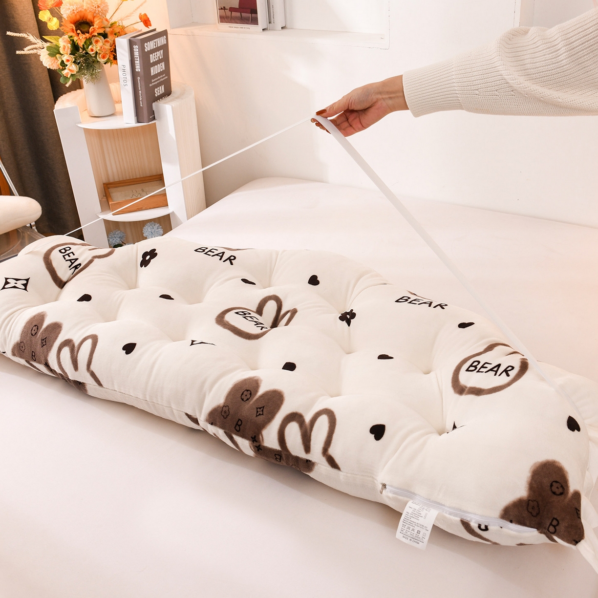 91家纺网 家纺一手货源 找家纺 碧尔家居 2026新款可爱床上靠枕卧室床头靠背防撞榻榻米软包宿舍靠垫-麦浪机械钉扣牛奶绒 棕色小熊