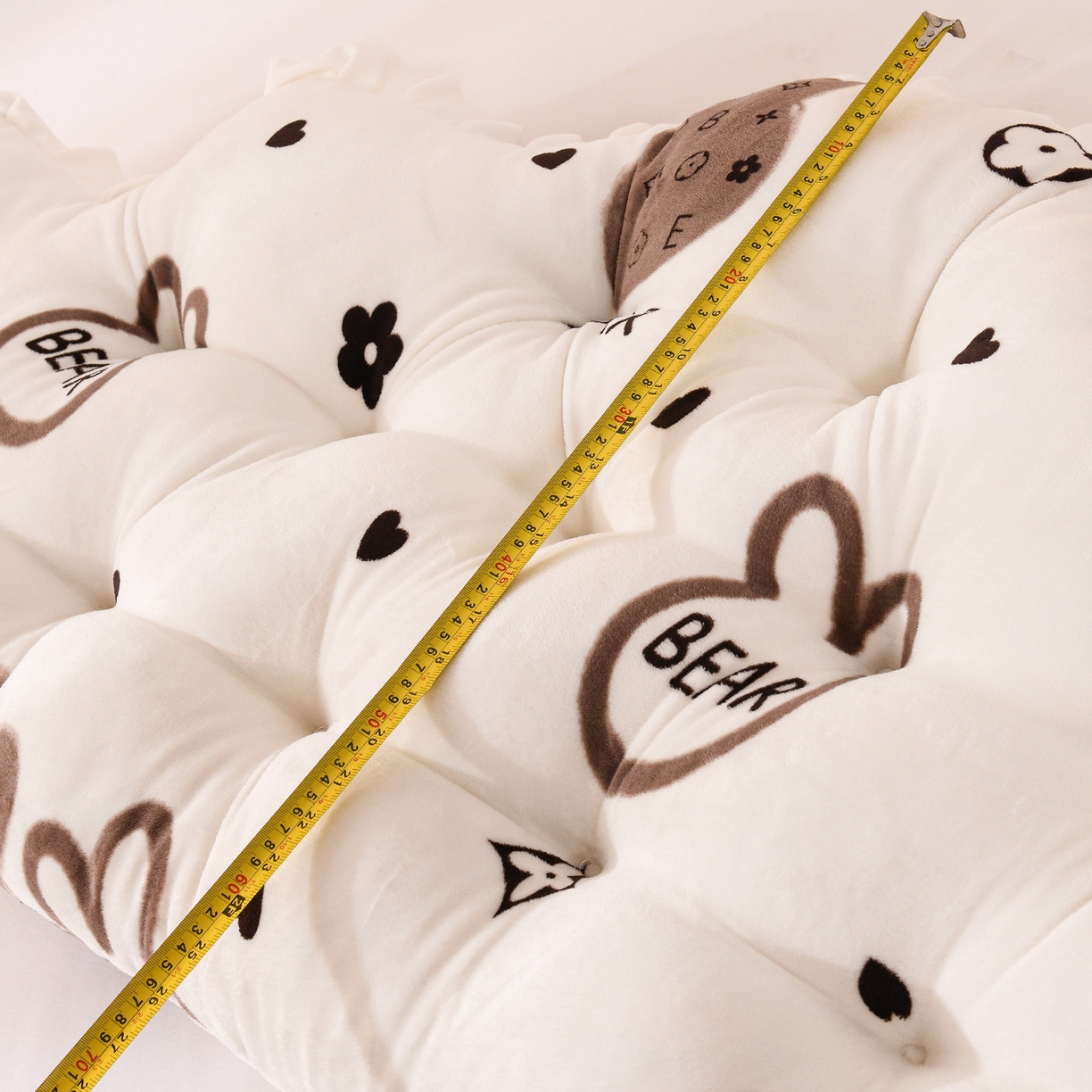 91家纺网 家纺一手货源 找家纺 碧尔家居 2026新款可爱床上靠枕卧室床头靠背防撞榻榻米软包宿舍靠垫-麦浪机械钉扣牛奶绒 棕色小熊