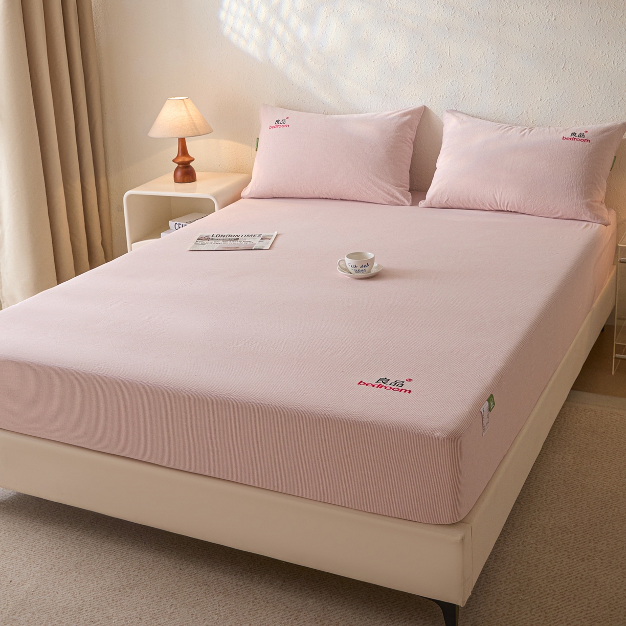 91家纺网 家纺一手货源 找家纺 芬晴家纺 2026新款纯棉密条+纯色单层床笠 条纹-豆沙