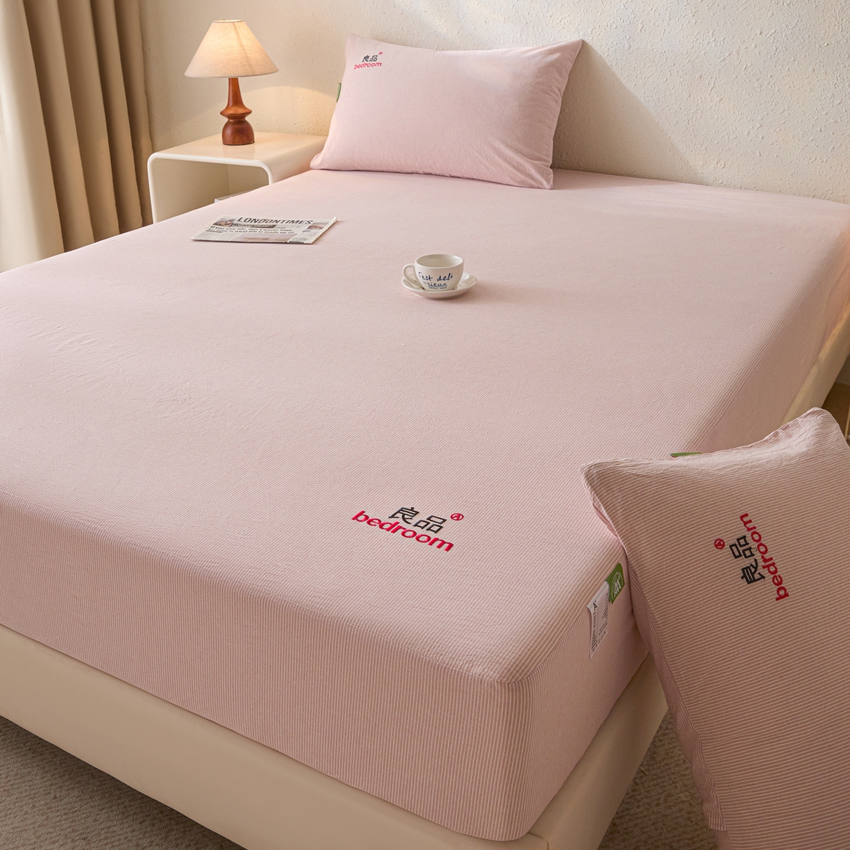 91家纺网 家纺一手货源 找家纺 芬晴家纺 2026新款纯棉密条+纯色单层床笠 条纹-豆沙