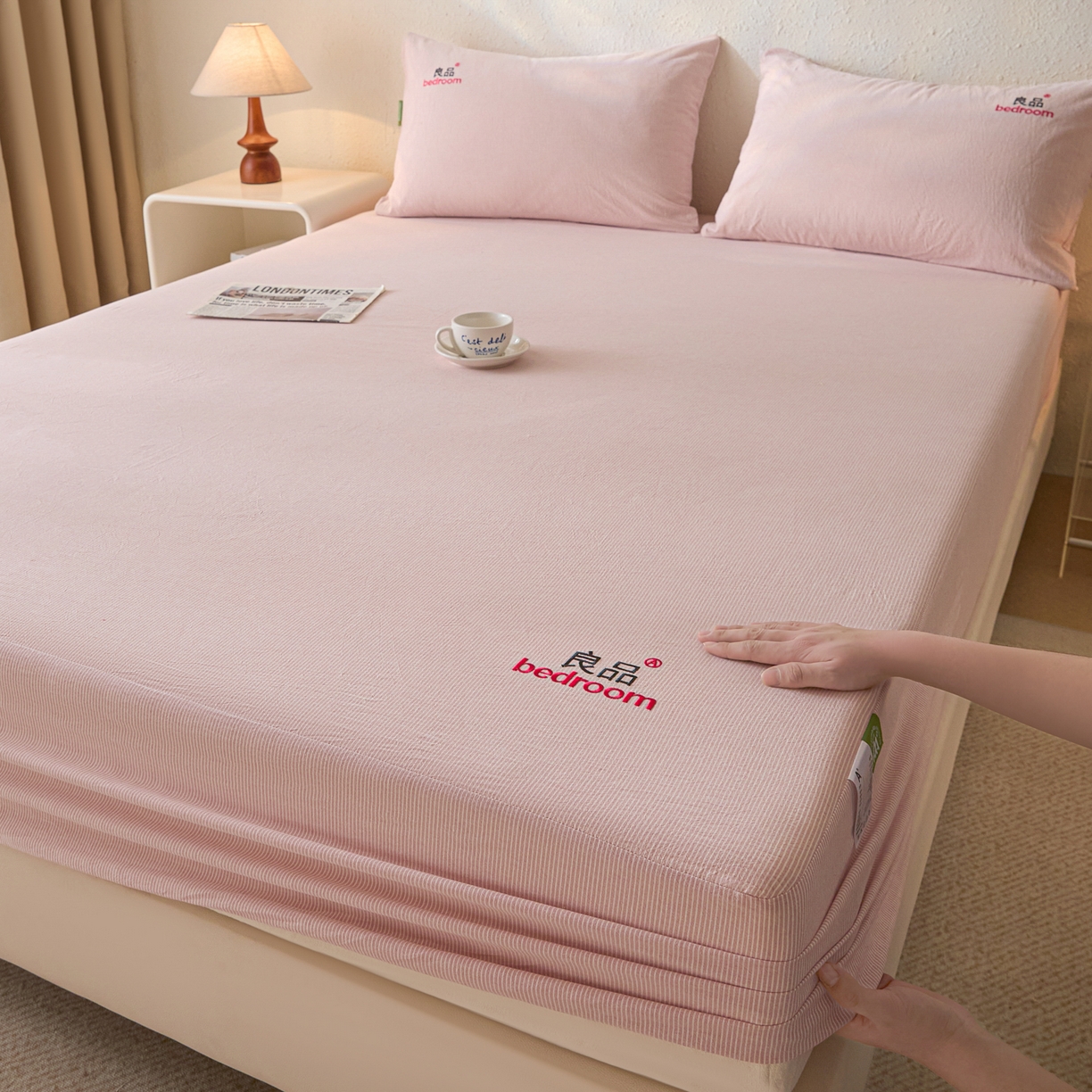 91家纺网 家纺一手货源 找家纺 芬晴家纺 2026新款纯棉密条+纯色单层床笠 条纹-豆沙