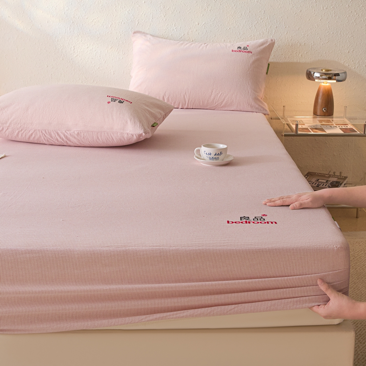 91家纺网 家纺一手货源 找家纺 芬晴家纺 2026新款纯棉密条+纯色单层床笠 条纹-豆沙