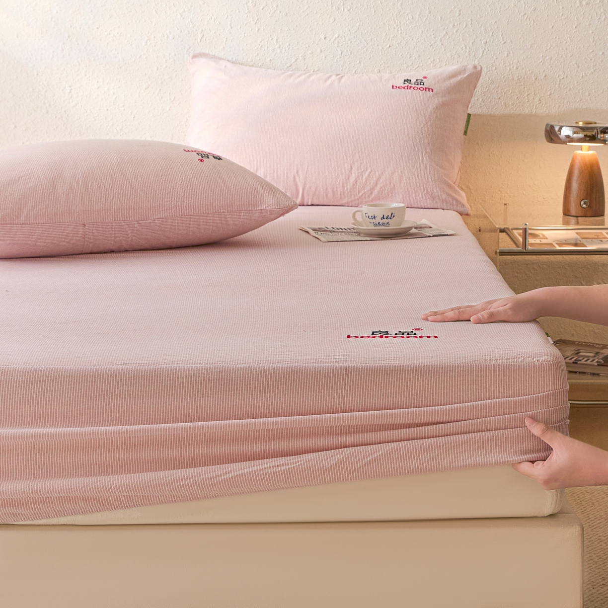 91家纺网 家纺一手货源 找家纺 芬晴家纺 2026新款纯棉密条+纯色单层床笠 条纹-豆沙