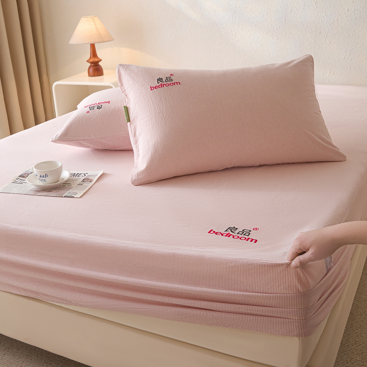 91家纺网 家纺一手货源 找家纺 芬晴家纺 2026新款纯棉密条+纯色单层床笠 条纹-豆沙