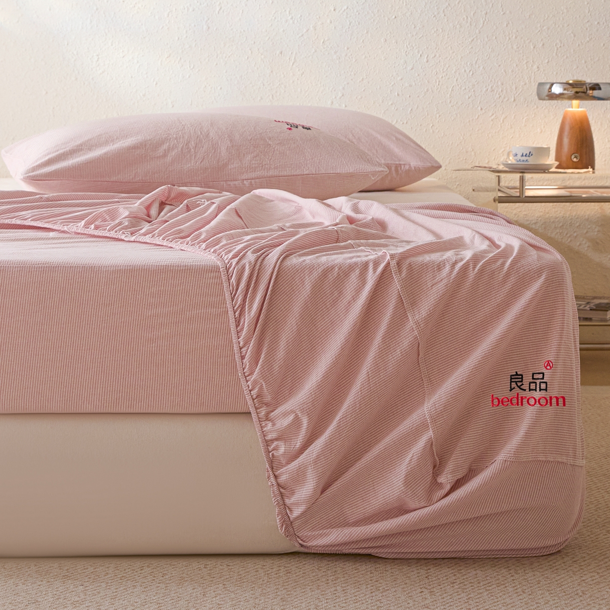 91家纺网 家纺一手货源 找家纺 芬晴家纺 2026新款纯棉密条+纯色单层床笠 条纹-豆沙