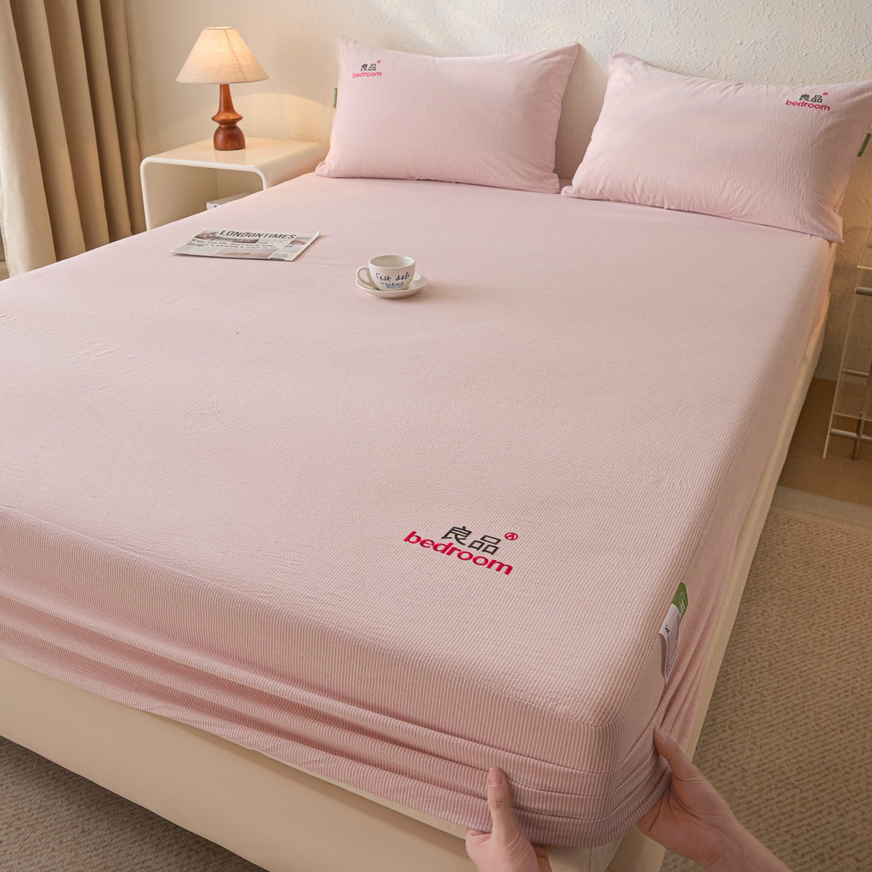 91家纺网 家纺一手货源 找家纺 芬晴家纺 2026新款纯棉密条+纯色单层床笠 条纹-豆沙