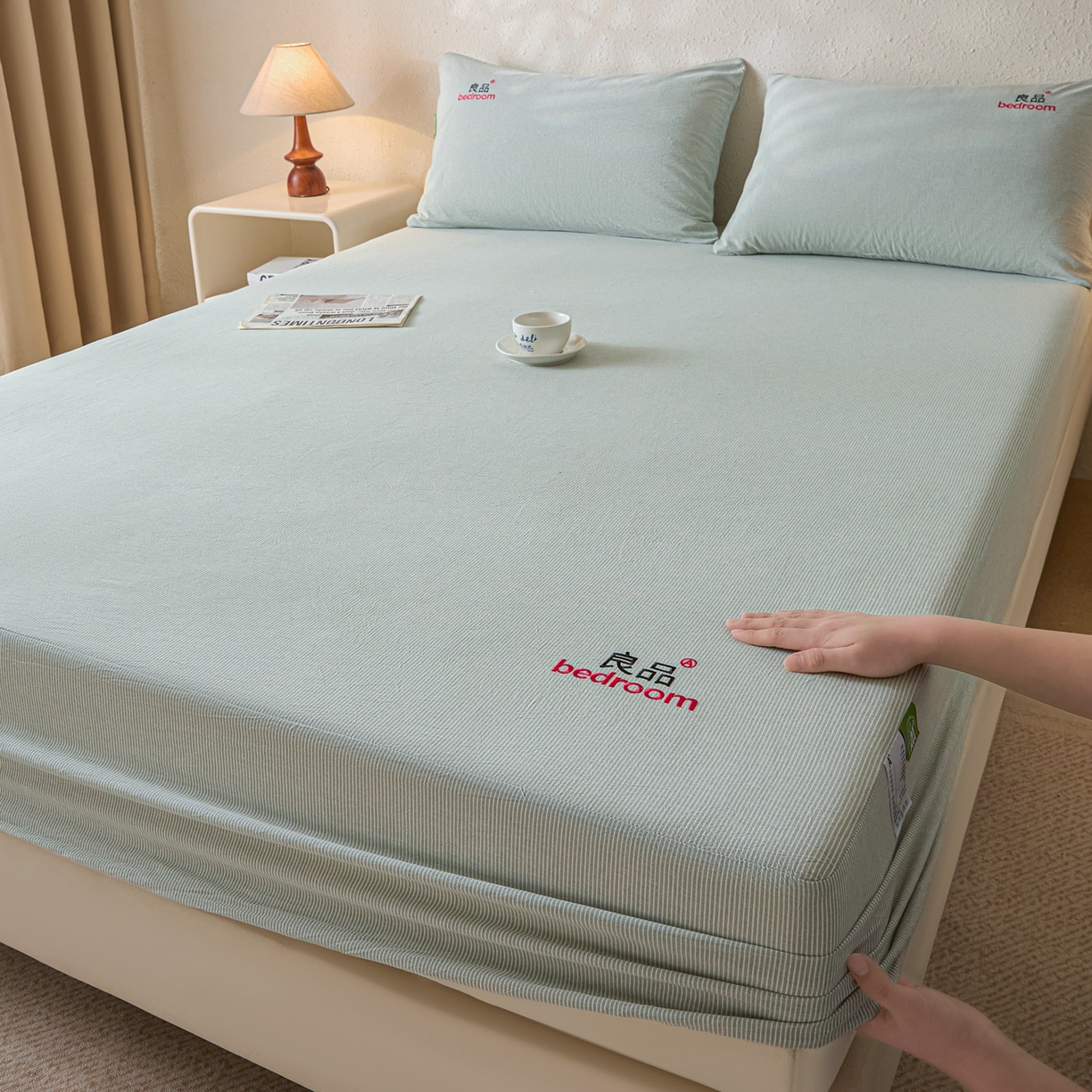 91家纺网 家纺一手货源 找家纺 芬晴家纺 2026新款纯棉密条+纯色单层床笠 条纹-果绿