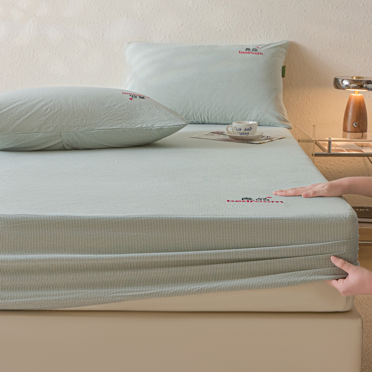 91家纺网 家纺一手货源 找家纺 芬晴家纺 2026新款纯棉密条+纯色单层床笠 条纹-果绿