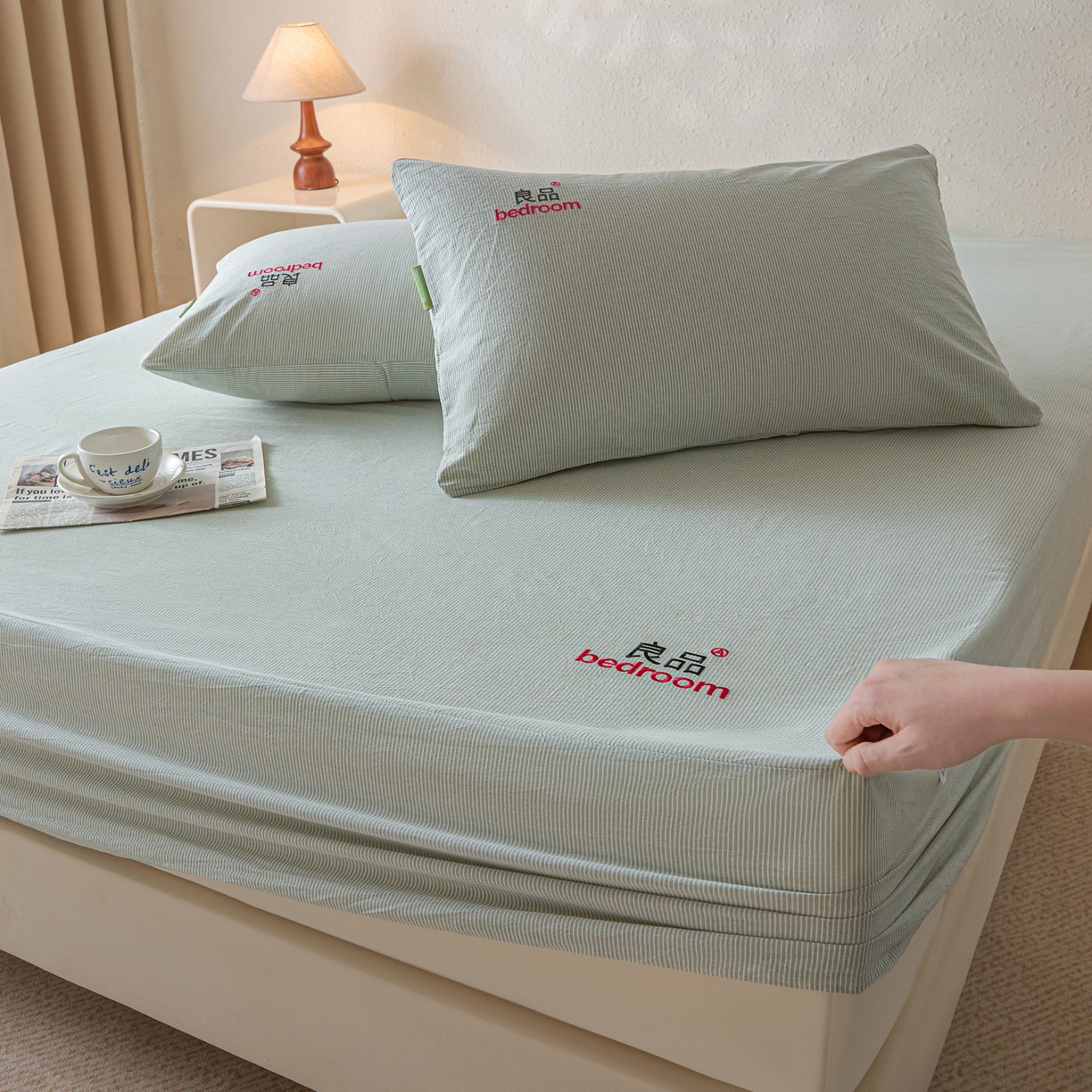 91家纺网 家纺一手货源 找家纺 芬晴家纺 2026新款纯棉密条+纯色单层床笠 条纹-果绿