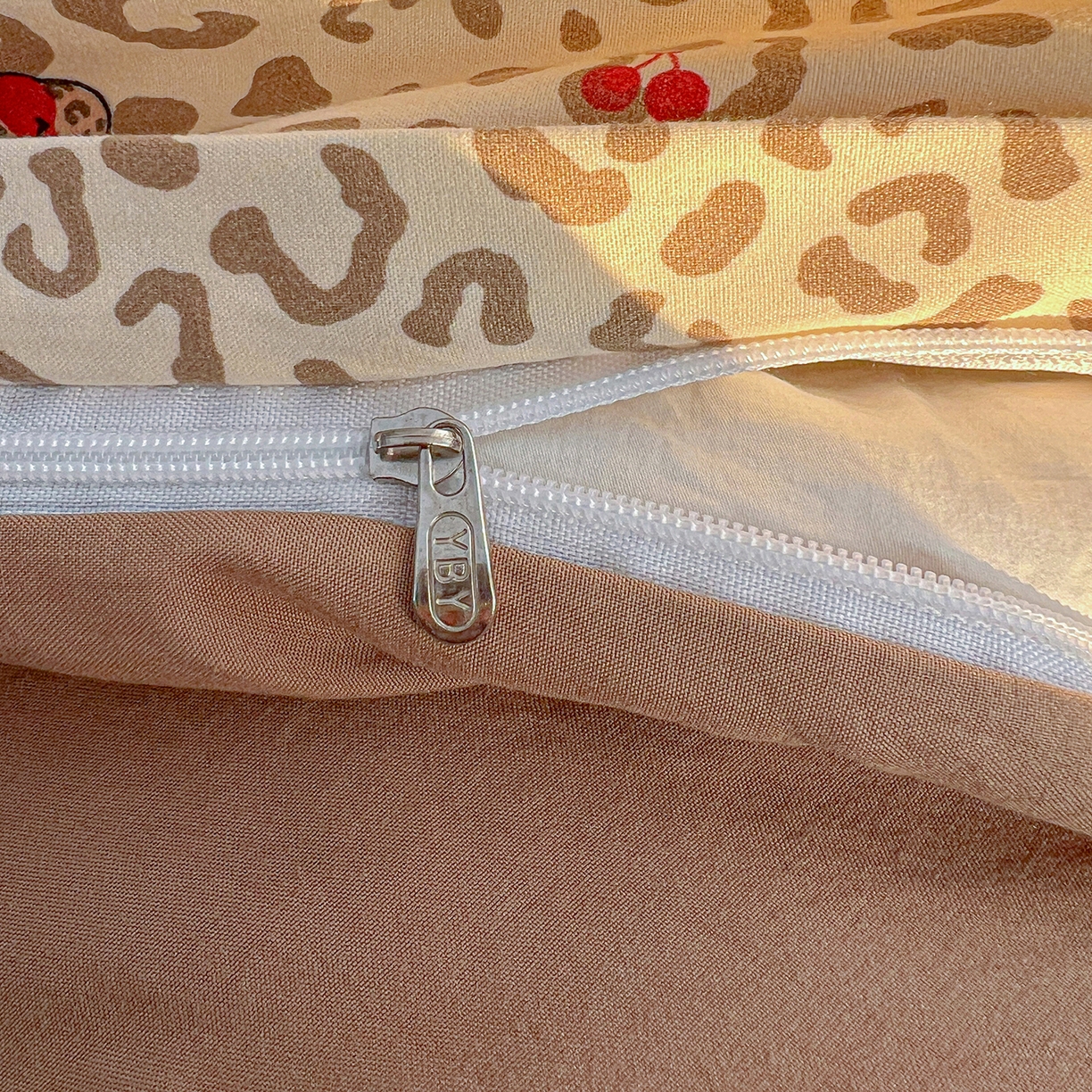 91家纺网 家纺一手货源 找家纺 梦纤绒 2026新款亲肤舒适仿棉印花床盖四件套 豹纹喵咖