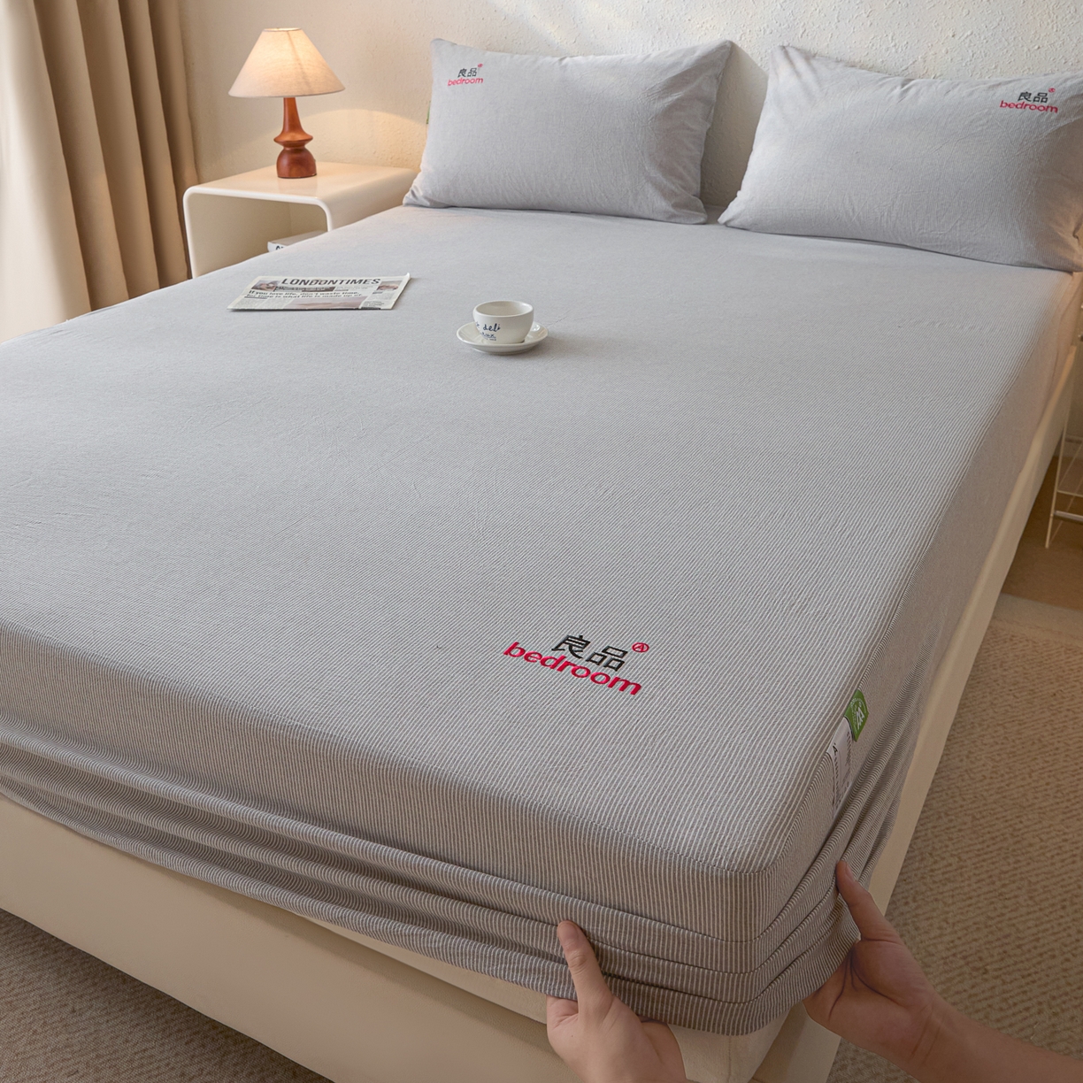 91家纺网 家纺一手货源 找家纺 芬晴家纺 2026新款纯棉密条+纯色单层床笠 条纹-灰