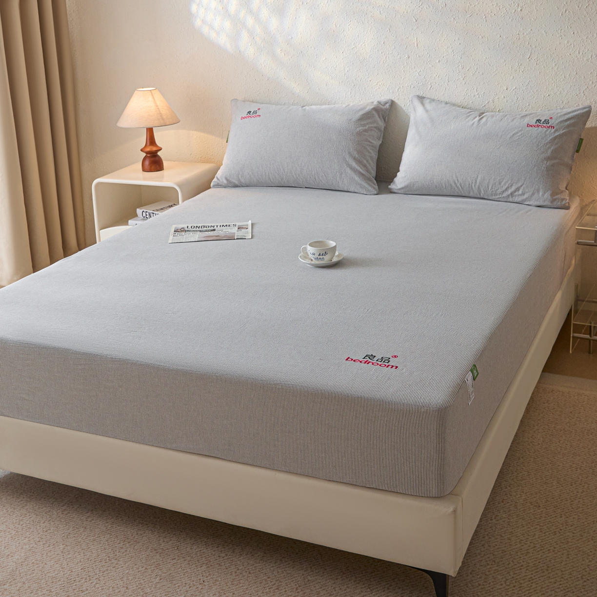 91家纺网 家纺一手货源 找家纺 芬晴家纺 2026新款纯棉密条+纯色单层床笠 条纹-灰