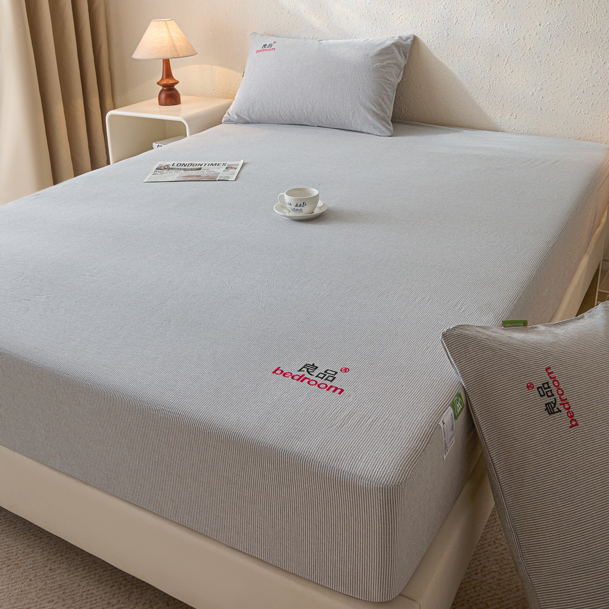 91家纺网 家纺一手货源 找家纺 芬晴家纺 2026新款纯棉密条+纯色单层床笠 条纹-灰