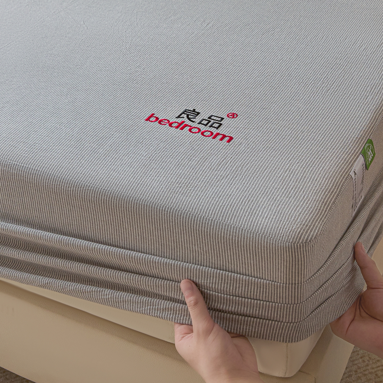 91家纺网 家纺一手货源 找家纺 芬晴家纺 2026新款纯棉密条+纯色单层床笠 条纹-灰