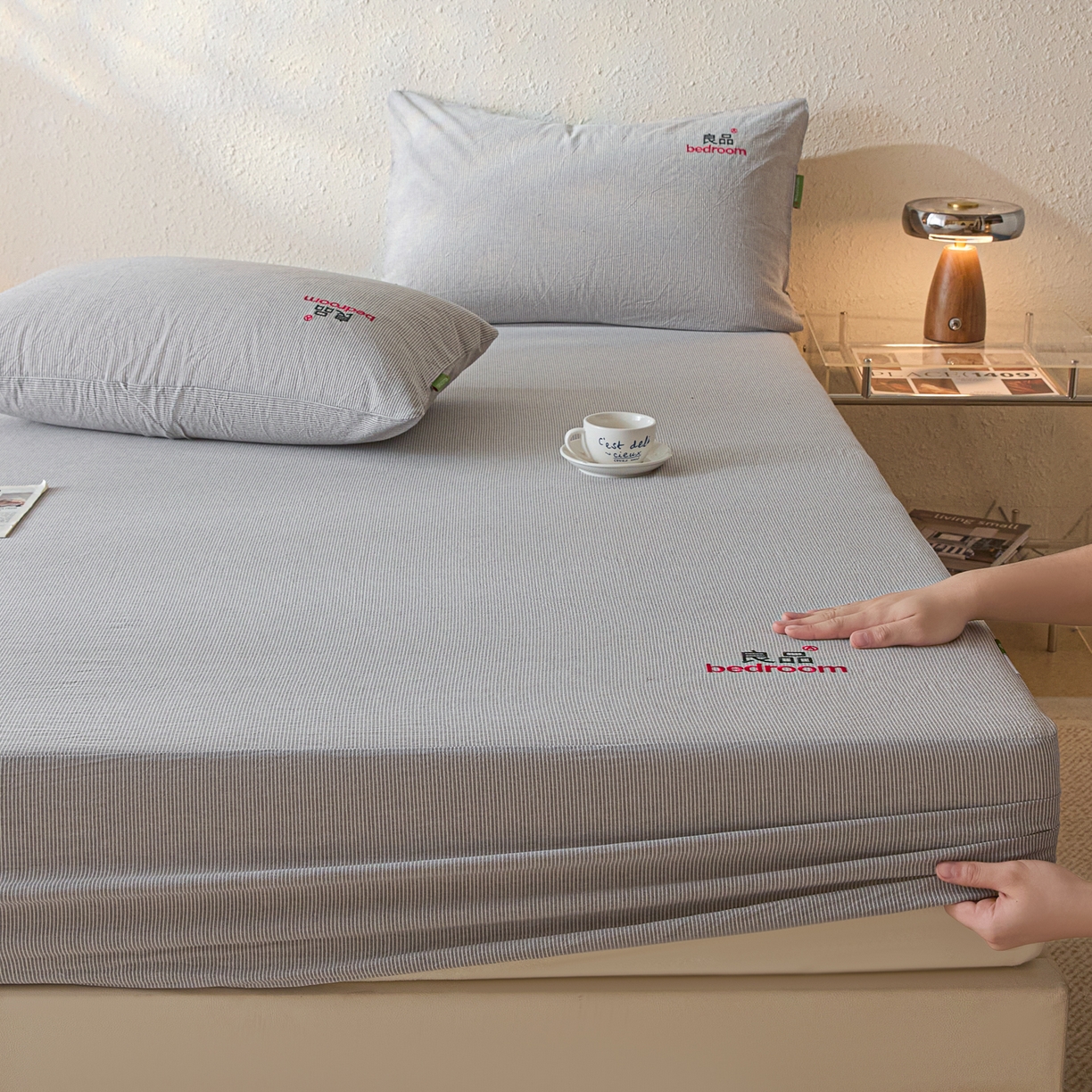 91家纺网 家纺一手货源 找家纺 芬晴家纺 2026新款纯棉密条+纯色单层床笠 条纹-灰
