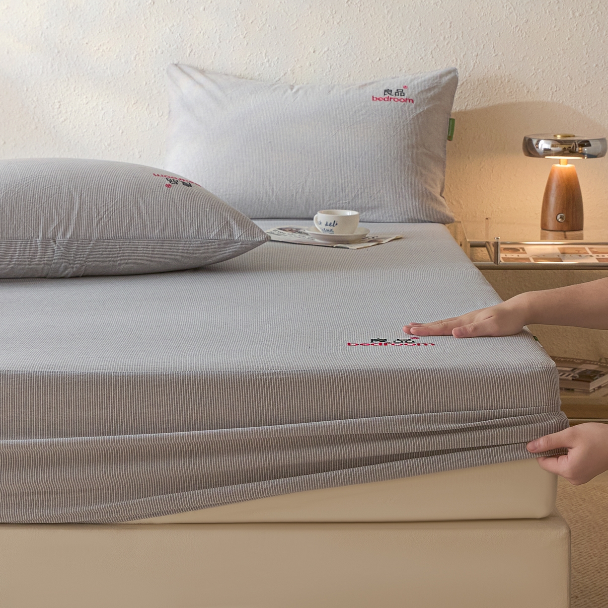 91家纺网 家纺一手货源 找家纺 芬晴家纺 2026新款纯棉密条+纯色单层床笠 条纹-灰