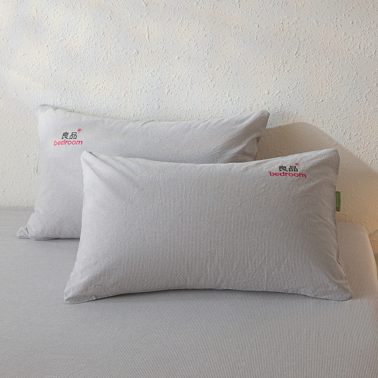 91家纺网 家纺一手货源 找家纺 芬晴家纺 2026新款纯棉密条+纯色单层床笠 条纹-灰