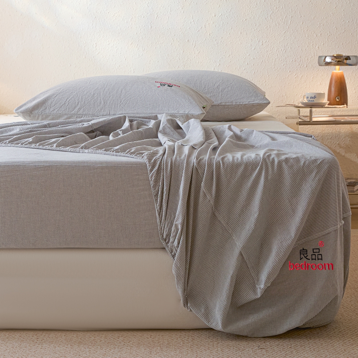 91家纺网 家纺一手货源 找家纺 芬晴家纺 2026新款纯棉密条+纯色单层床笠 条纹-灰