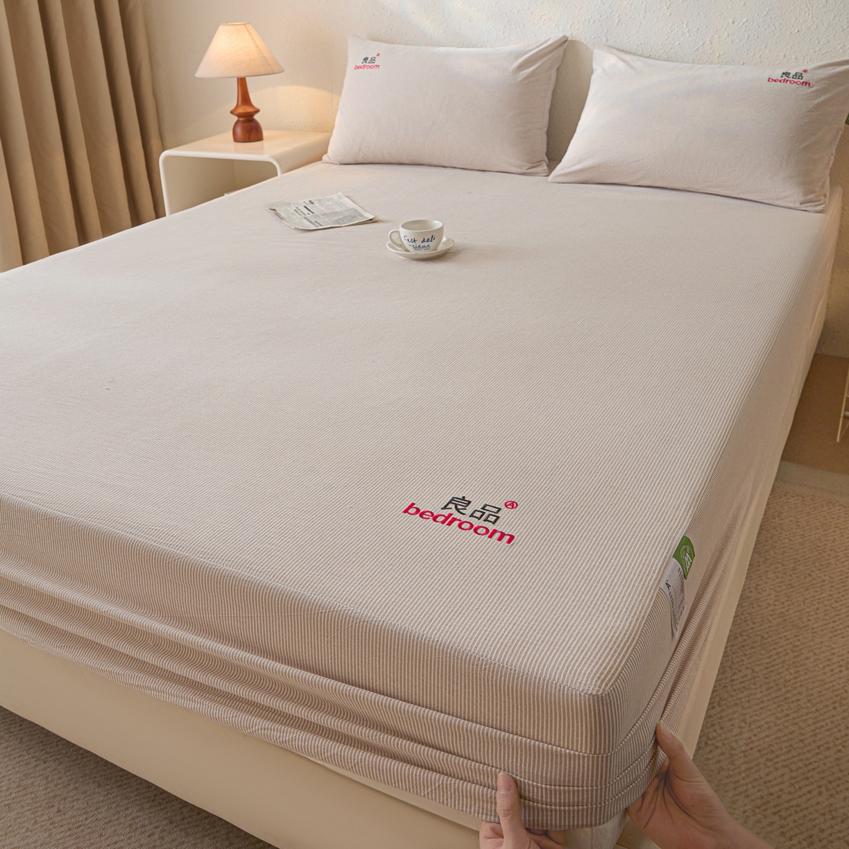 91家纺网 家纺一手货源 找家纺 芬晴家纺 2026新款纯棉密条+纯色单层床笠 条纹-咖