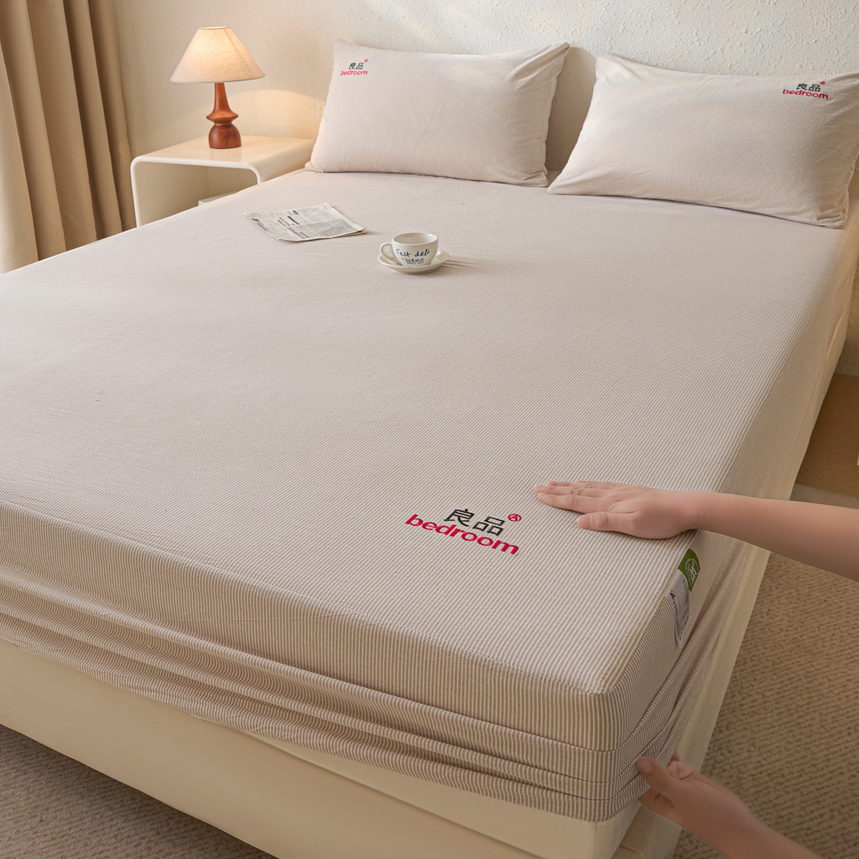 91家纺网 家纺一手货源 找家纺 芬晴家纺 2026新款纯棉密条+纯色单层床笠 条纹-咖