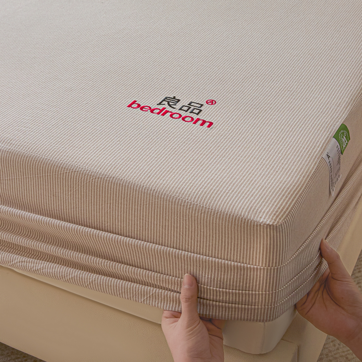 91家纺网 家纺一手货源 找家纺 芬晴家纺 2026新款纯棉密条+纯色单层床笠 条纹-咖