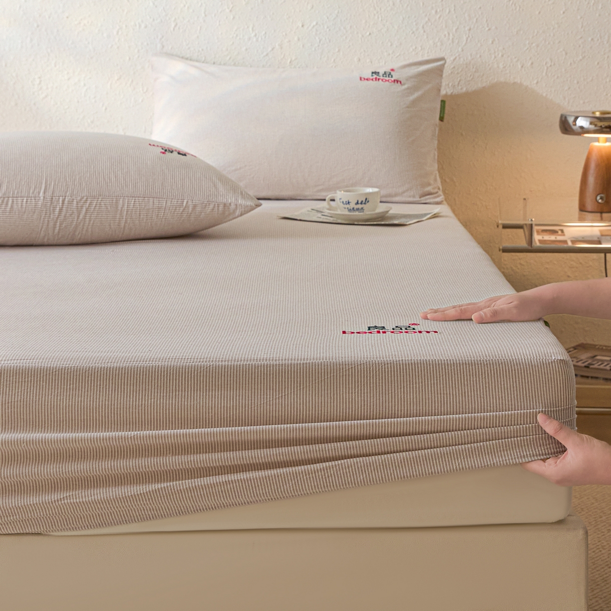 91家纺网 家纺一手货源 找家纺 芬晴家纺 2026新款纯棉密条+纯色单层床笠 条纹-咖