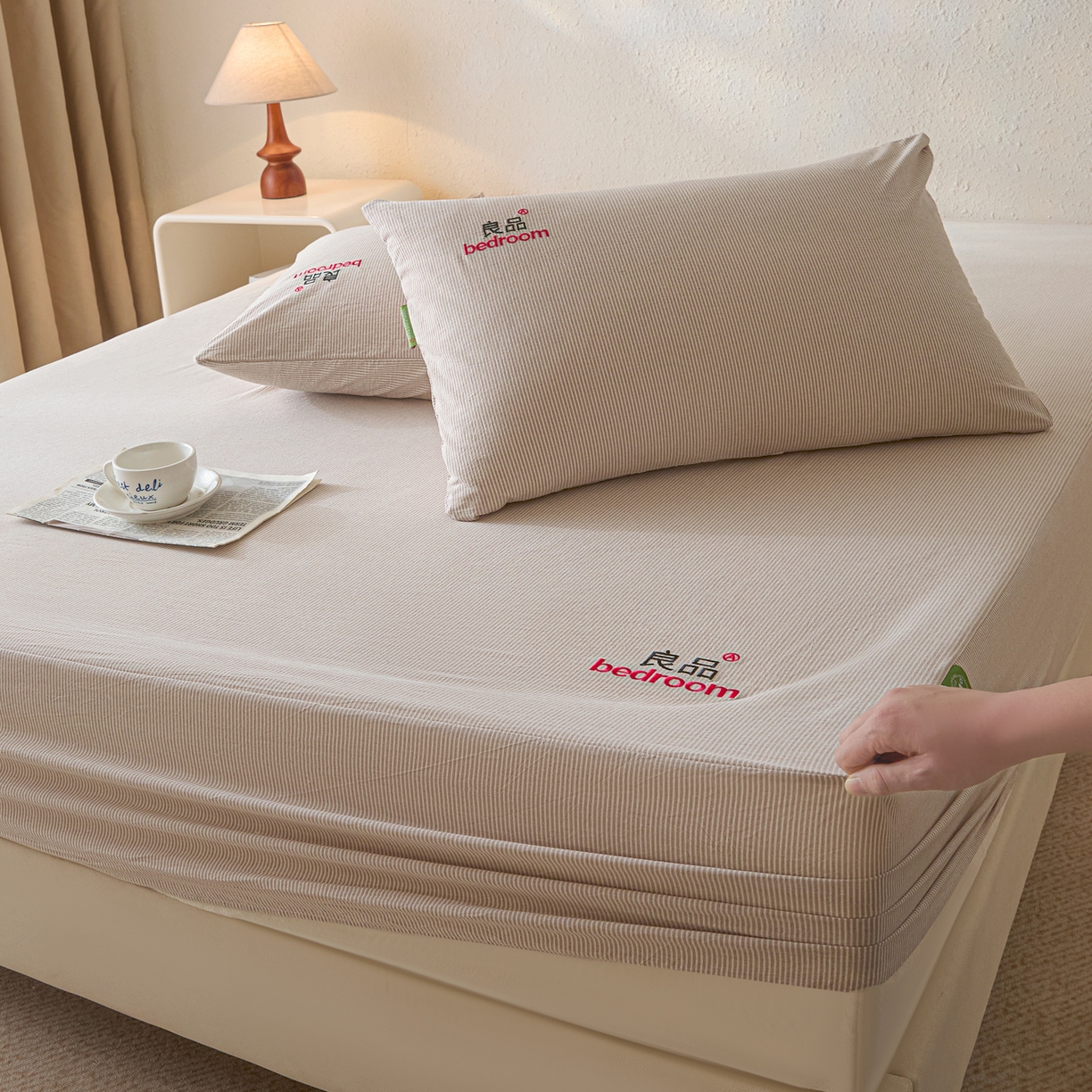 91家纺网 家纺一手货源 找家纺 芬晴家纺 2026新款纯棉密条+纯色单层床笠 条纹-咖