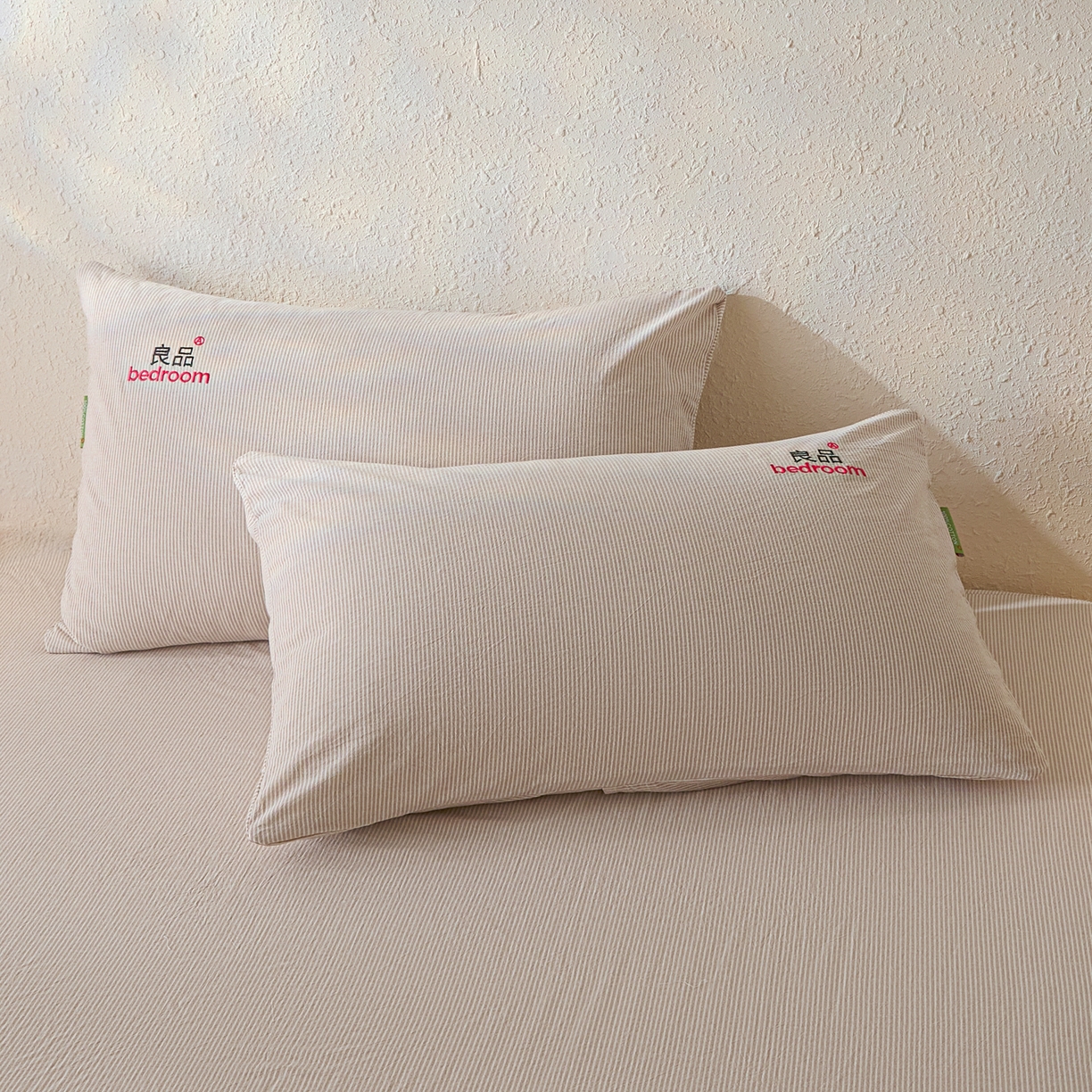 91家纺网 家纺一手货源 找家纺 芬晴家纺 2026新款纯棉密条+纯色单层床笠 条纹-咖