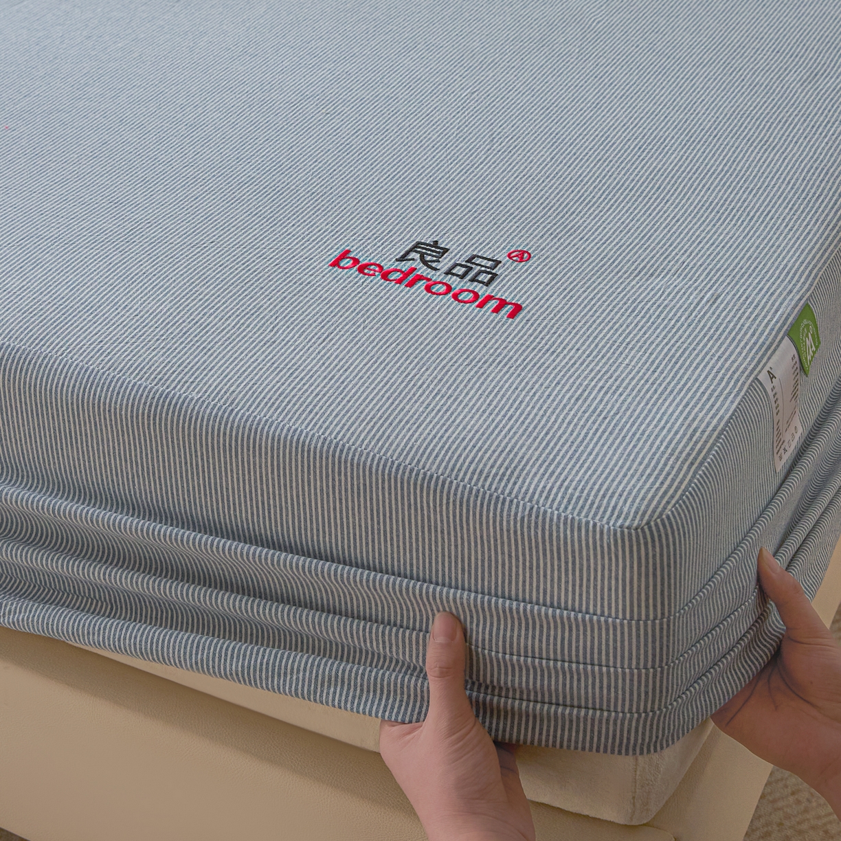 91家纺网 家纺一手货源 找家纺 芬晴家纺 2026新款纯棉密条+纯色单层床笠 条纹-牛仔蓝